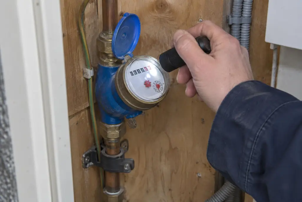 Lekdetectie Dieren – watermeter in de meterkast controleren met een zaklamp